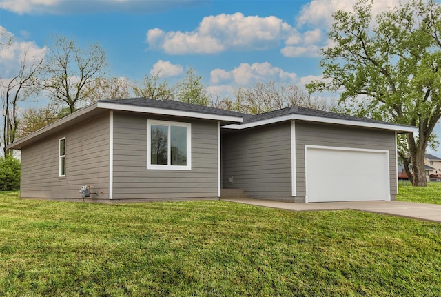 view of front of home featuring a garage, a front yard, and driveway