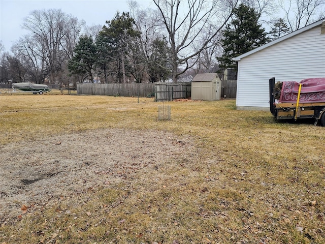 view of yard featuring a shed