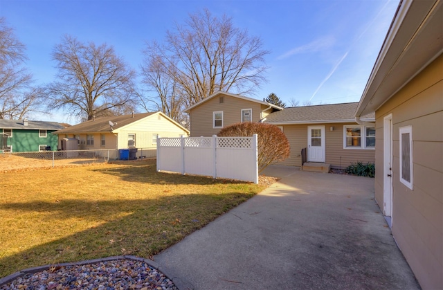 view of yard featuring a patio