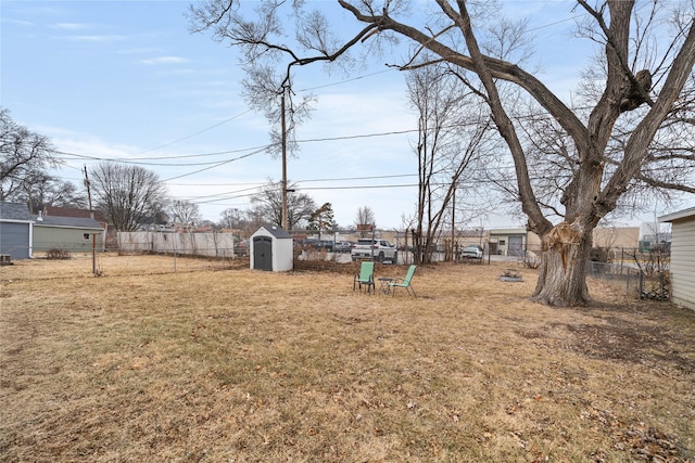 view of yard featuring a shed