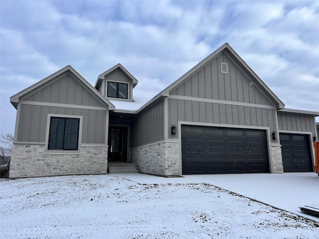 view of front facade featuring a garage