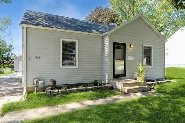 view of front facade featuring a front yard