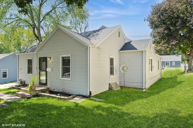 back of house featuring a yard