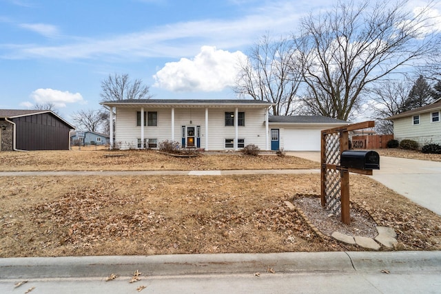 view of front facade featuring a garage