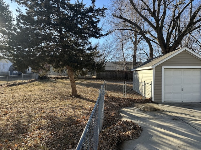 view of yard featuring a garage and an outdoor structure