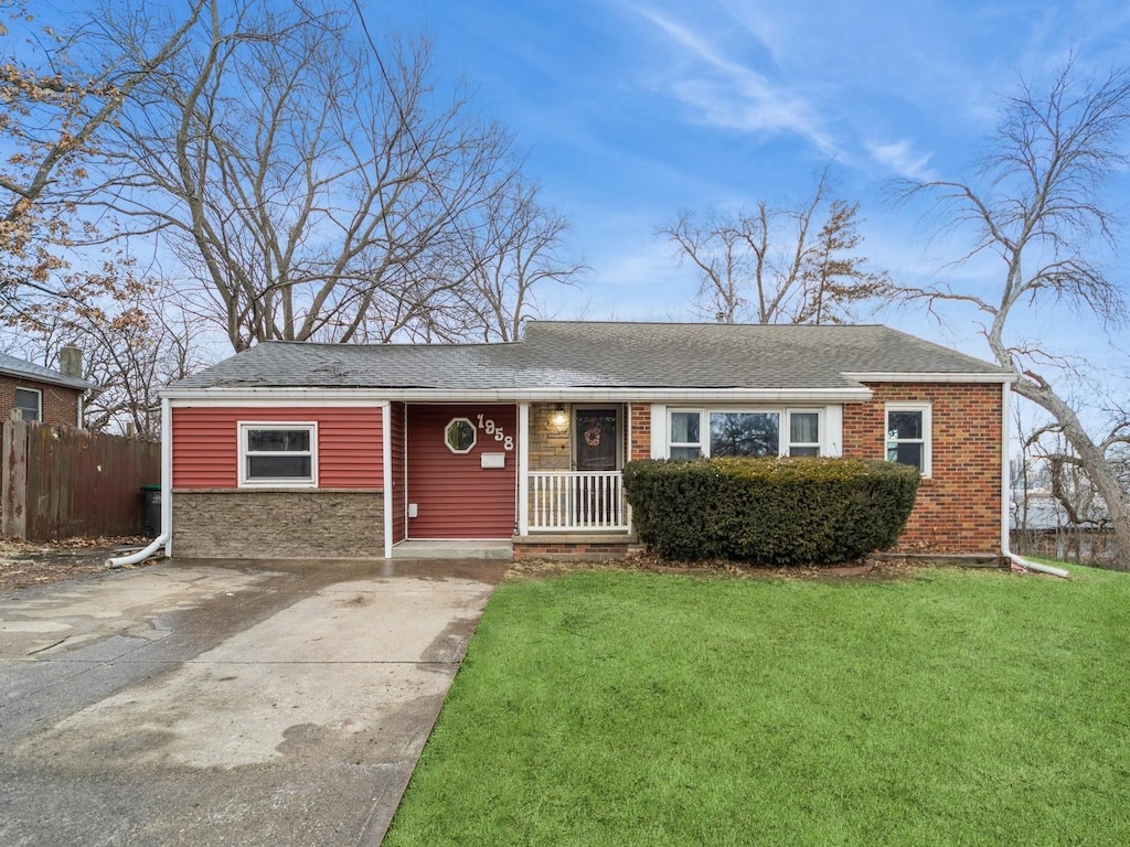 single story home with a front lawn