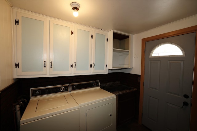 washroom featuring cabinets and washing machine and clothes dryer