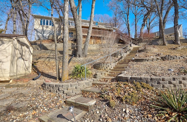 view of yard with a storage unit