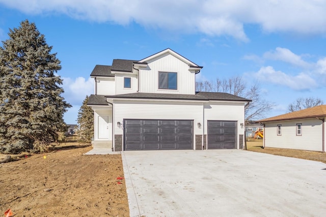 view of front property featuring a garage