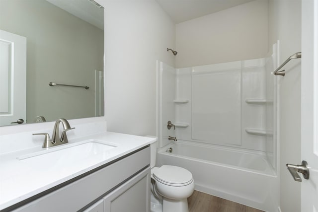 6433 NE 11th Ct, Des Moines, IA 50313 - full bathroom featuring vanity, washtub / shower combination, toilet, and wood finished floors