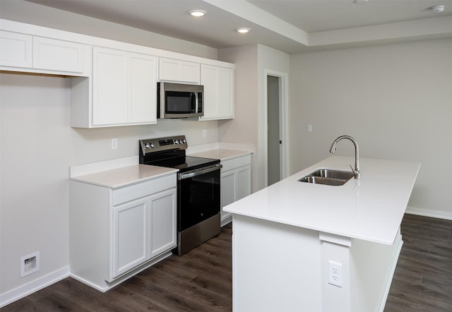 kitchen with a sink, appliances with stainless steel finishes, baseboards, dark wood-style flooring, and recessed lighting