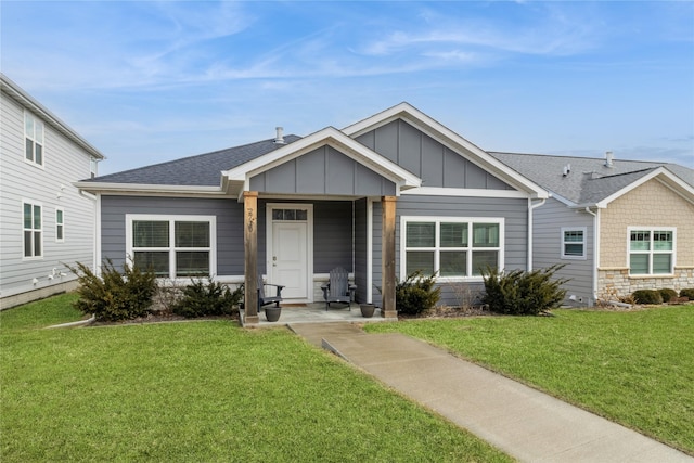 view of front facade featuring a front lawn