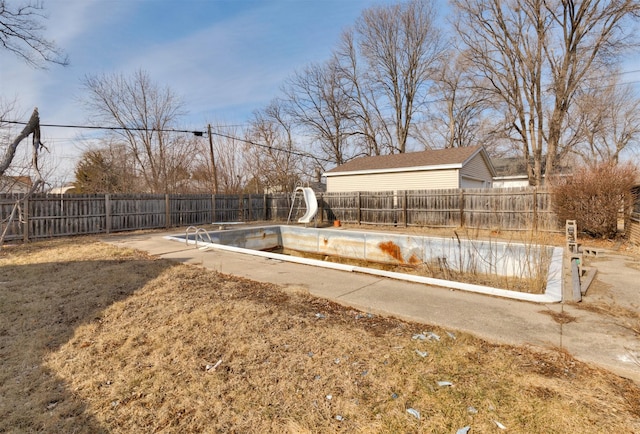 view of yard with an empty pool