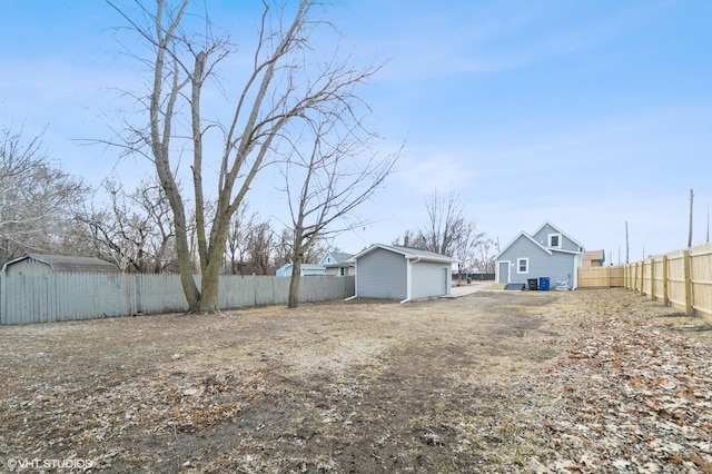 view of yard with a storage unit