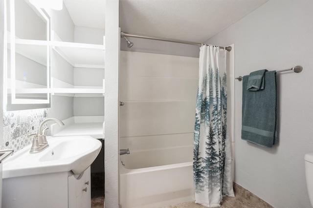 full bath featuring toilet, vanity, and shower / bath combo