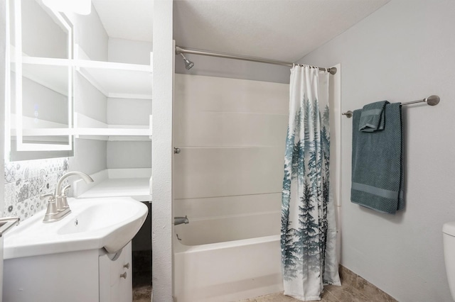 504 E Jackson Ave, Des Moines, IA 50315 - full bath with vanity and shower / tub combo