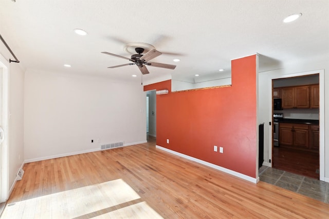 empty room featuring light hardwood / wood-style floors and ceiling fan