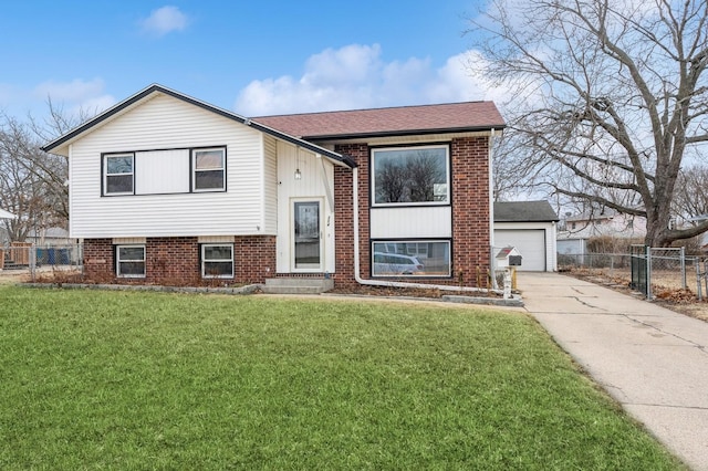 bi-level home featuring a front lawn