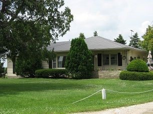 view of front of house with a front lawn