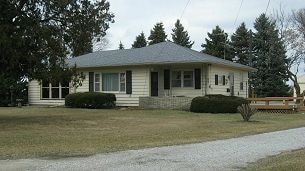 view of front of property featuring a front yard