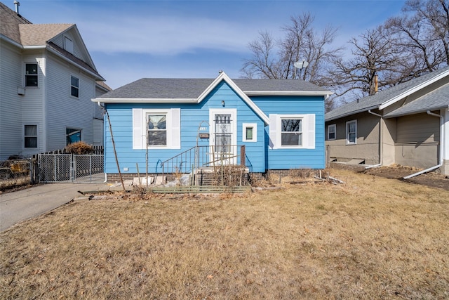 view of front facade featuring a front yard