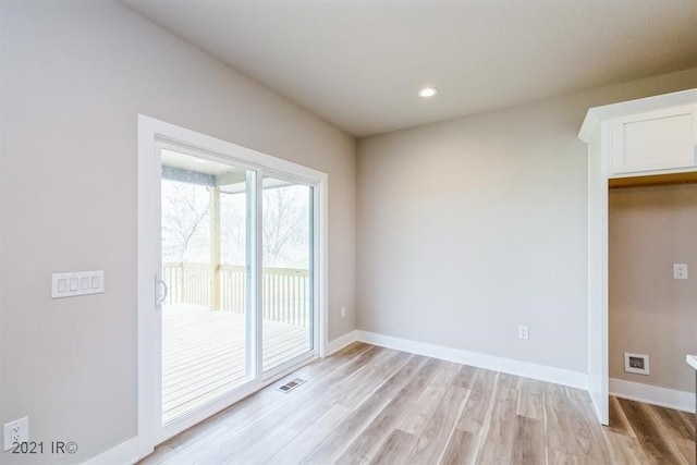 unfurnished room featuring light wood finished floors, baseboards, visible vents, and recessed lighting