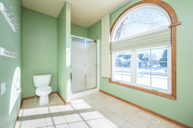 full bath featuring a healthy amount of sunlight, a shower stall, and visible vents