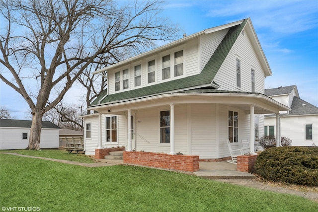 view of front of home featuring a porch, roof with shingles, and a front lawn