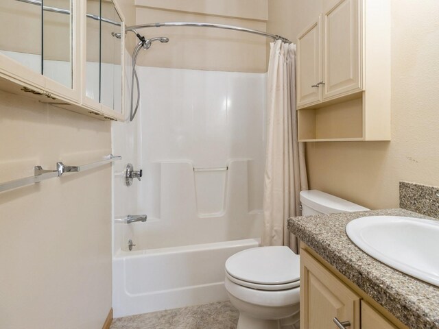 full bath featuring toilet, vanity, and shower / tub combo with curtain