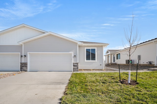 view of front of property featuring a front lawn, driveway, and an attached garage