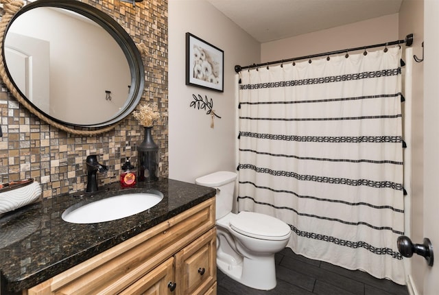 full bath with toilet, wood finished floors, vanity, a shower with curtain, and tasteful backsplash