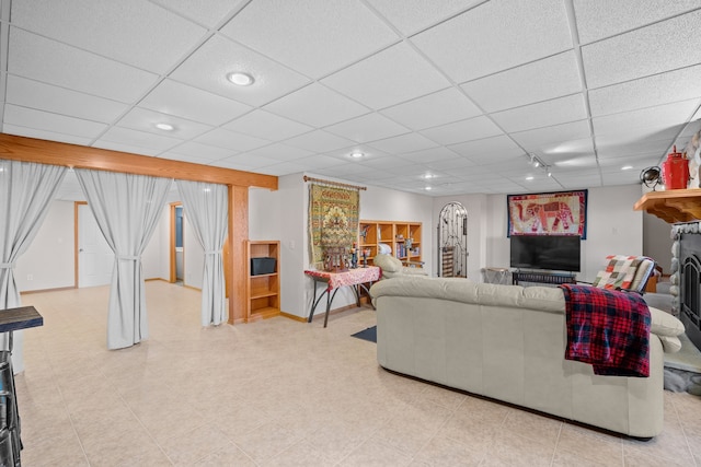 living room featuring recessed lighting, a drop ceiling, and baseboards