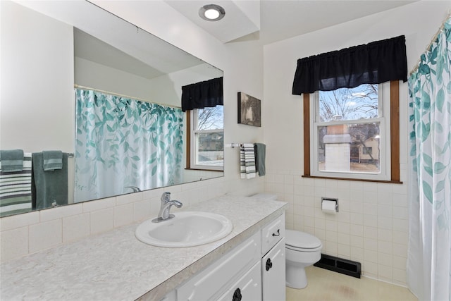 full bath with a wealth of natural light, visible vents, tile walls, and toilet