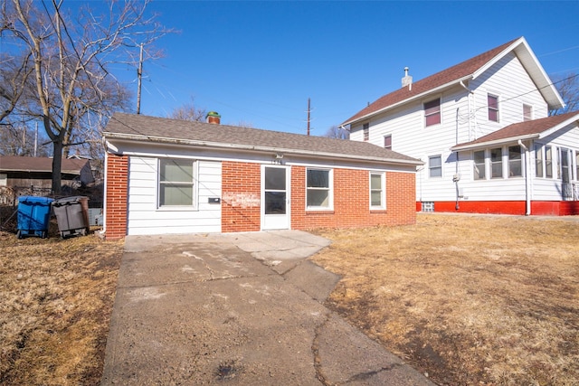 view of front facade with a front lawn and brick siding