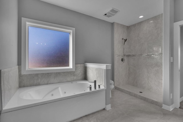 full bath featuring baseboards, visible vents, tiled shower, toilet, and a tub with jets