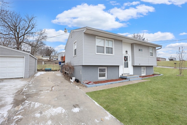 bi-level home featuring an outdoor structure, concrete driveway, and a front yard