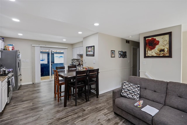 dining area featuring baseboards, dark wood-type flooring, visible vents, and recessed lighting