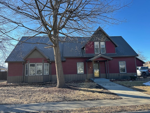 view of front facade with metal roof