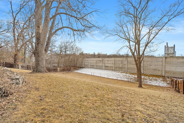 view of yard featuring a fenced backyard