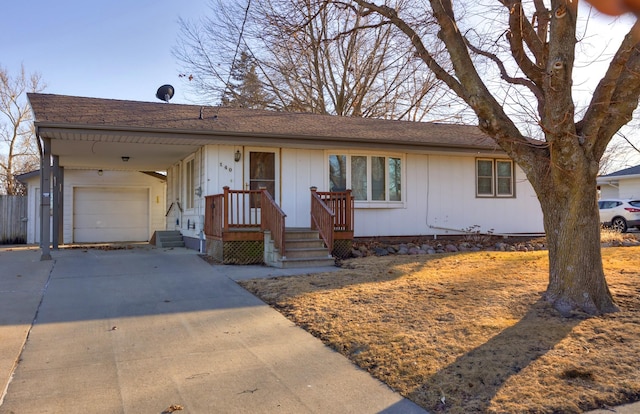 ranch-style home with driveway