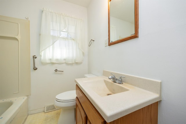 bathroom featuring a tub, visible vents, vanity, and toilet