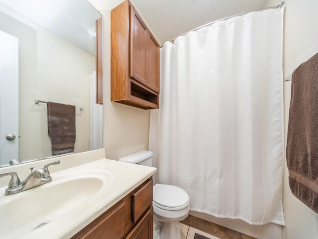 full bath with toilet, a shower with curtain, tile patterned flooring, and vanity