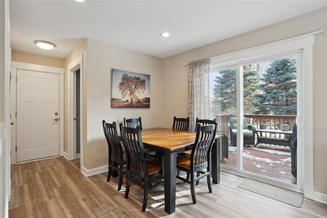 dining space featuring recessed lighting, light wood-style flooring, and baseboards