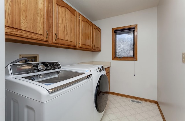 laundry room featuring light floors, cabinet space, visible vents, independent washer and dryer, and baseboards