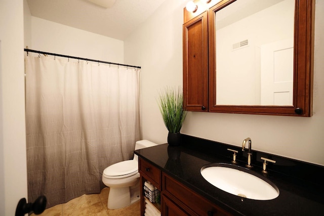 full bathroom with a shower with curtain, visible vents, vanity, and toilet