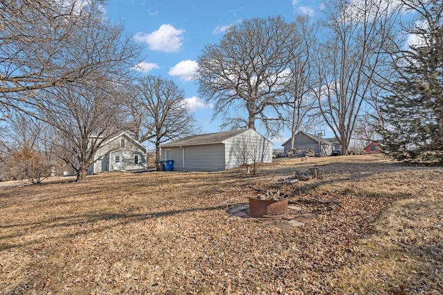 view of yard with an outdoor structure