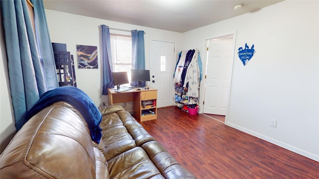 2809 Easton Blvd, Des Moines, IA 50317 - living area featuring wood finished floors and baseboards