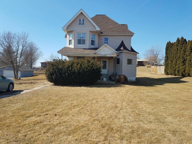 view of front of property featuring a front yard