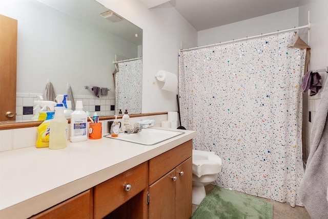 full bathroom featuring visible vents, a shower with shower curtain, vanity, and toilet