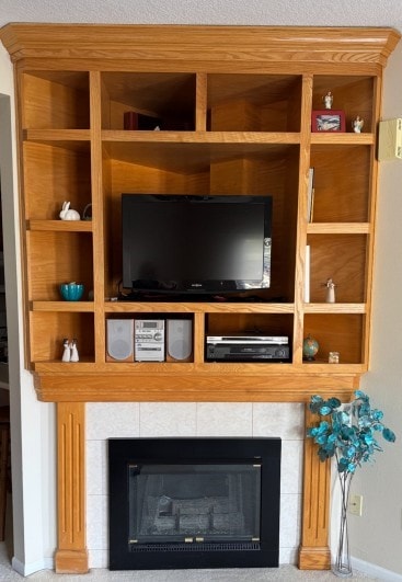 interior details featuring carpet floors, a fireplace, and baseboards